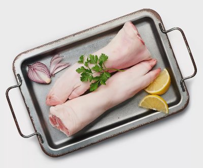 Свински крака от свежата витрина